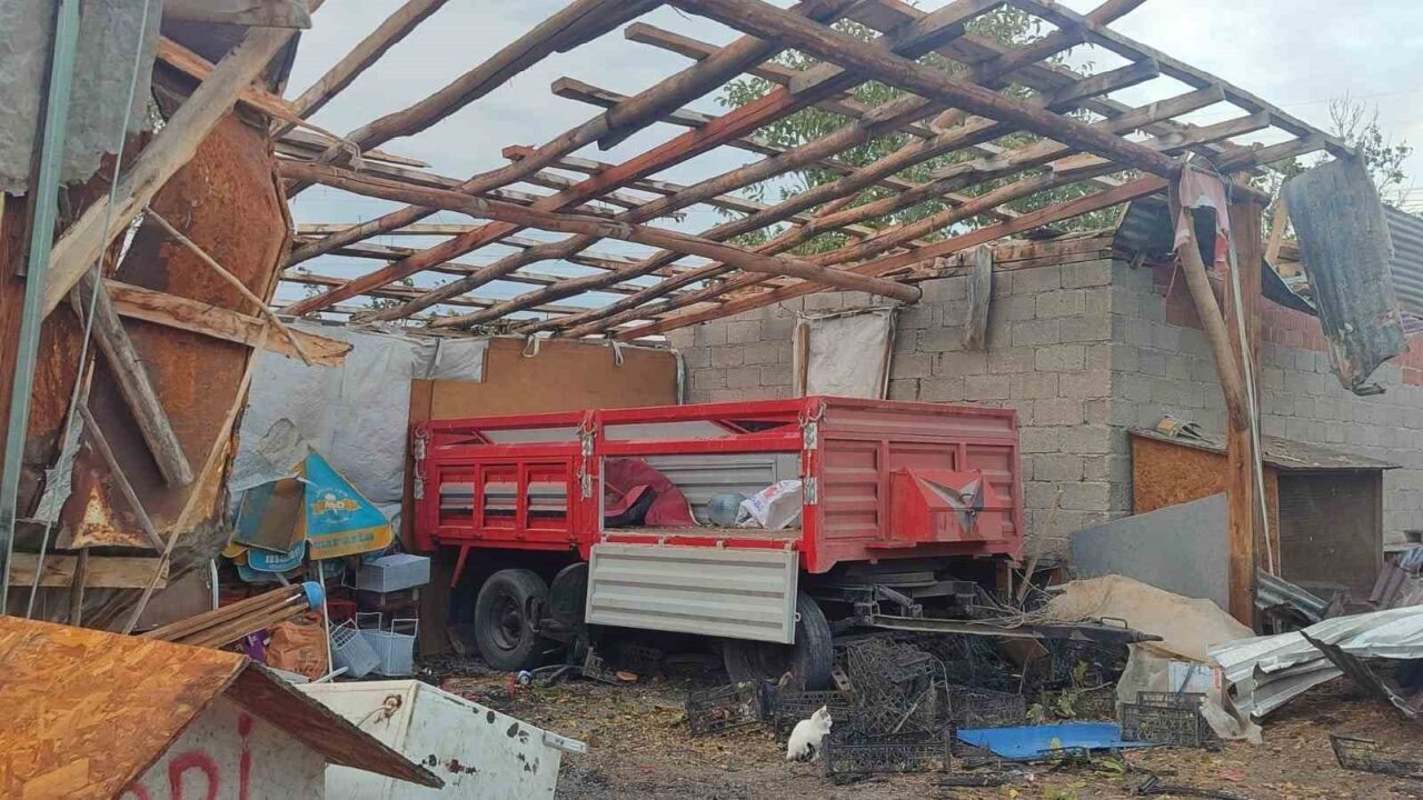 Ankara’nın Beypazarı ilçesinde fırtınanın etkisiyle evlerin çatısı uçtu.