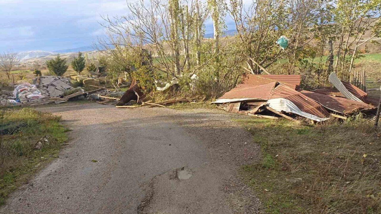 Ankara’nın Beypazarı ilçesinde dolu yağışı fırtınaya dönüştü.