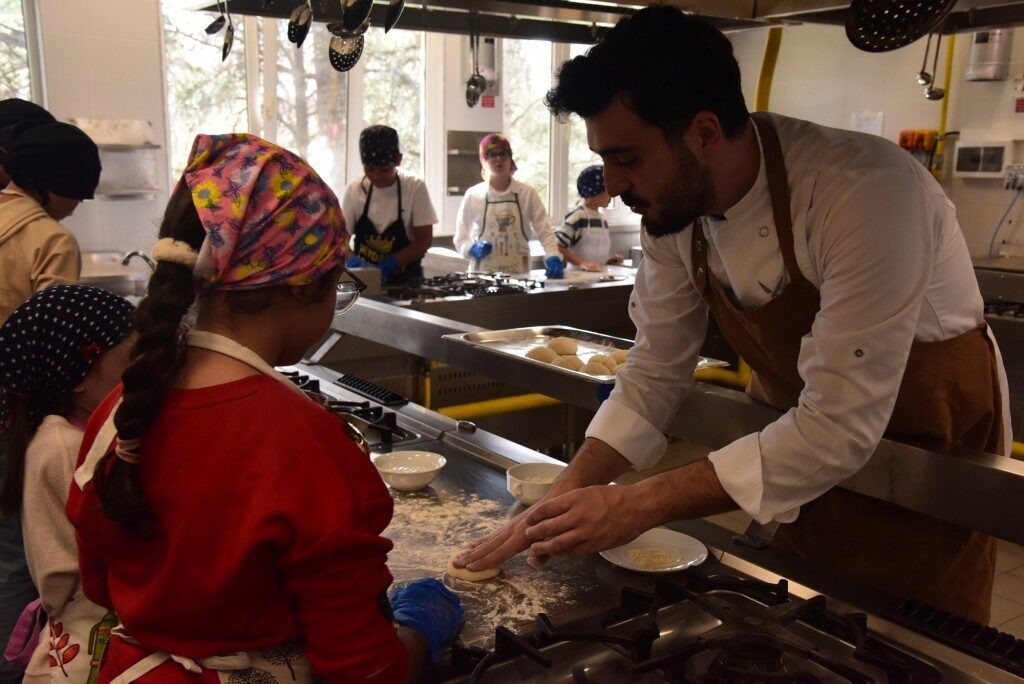 Anadolu Üniversitesi Çocuk Üniversitesi tarafından düzenlenen "Dünya Mutfakları" temalı aşçılık
