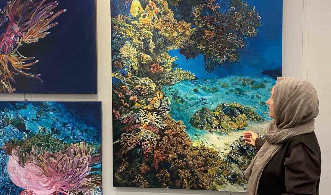 Ankara'da Artnouva Sanat Fuarı’nda eserlerini sanatseverlerle buluşturan sanatçı Zehra Erişen,
