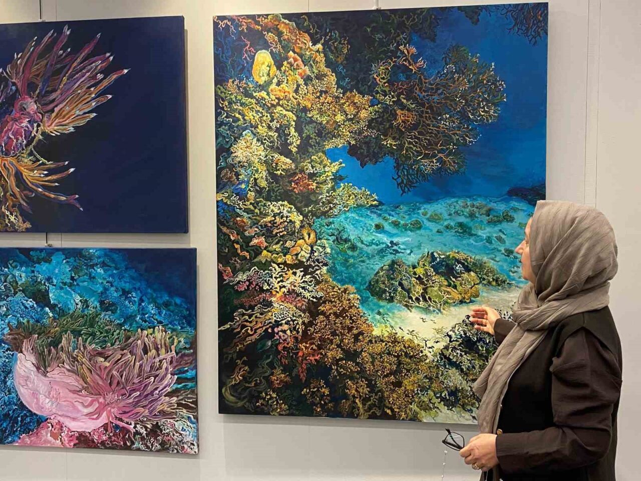 Ankara'da Artnouva Sanat Fuarı’nda eserlerini sanatseverlerle buluşturan sanatçı Zehra Erişen,