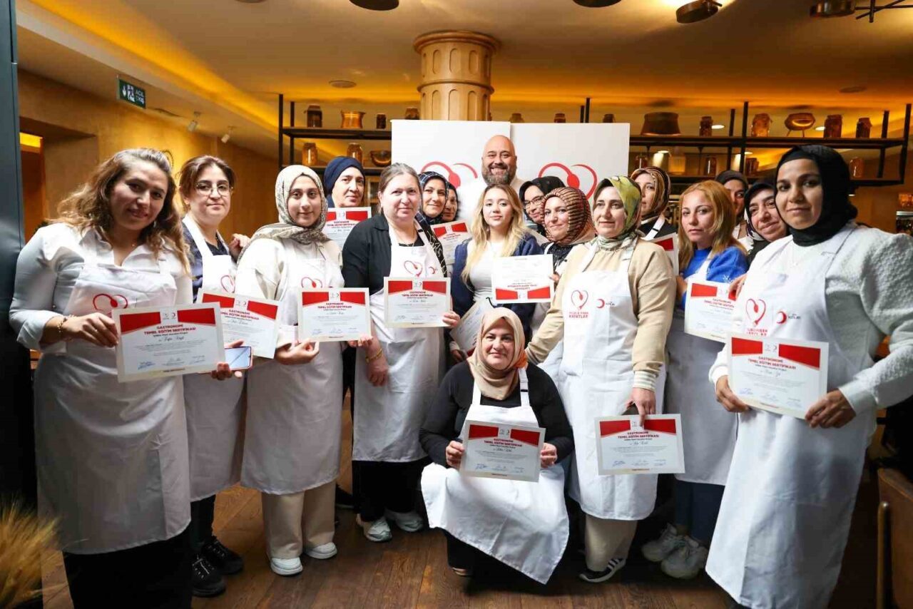 Kahramanmaraş’tan gelen 20 depremzede kadın, Türk Kızılay’ın İstanbul’da ünlü şeflerin