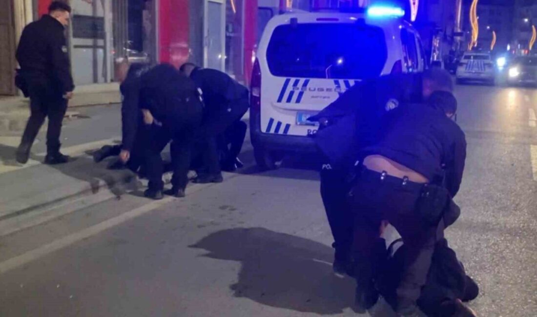 Aksaray’da eşine küfrettiğini iddia ettiği esnafın dükkanını sopalarla basıp saldıran