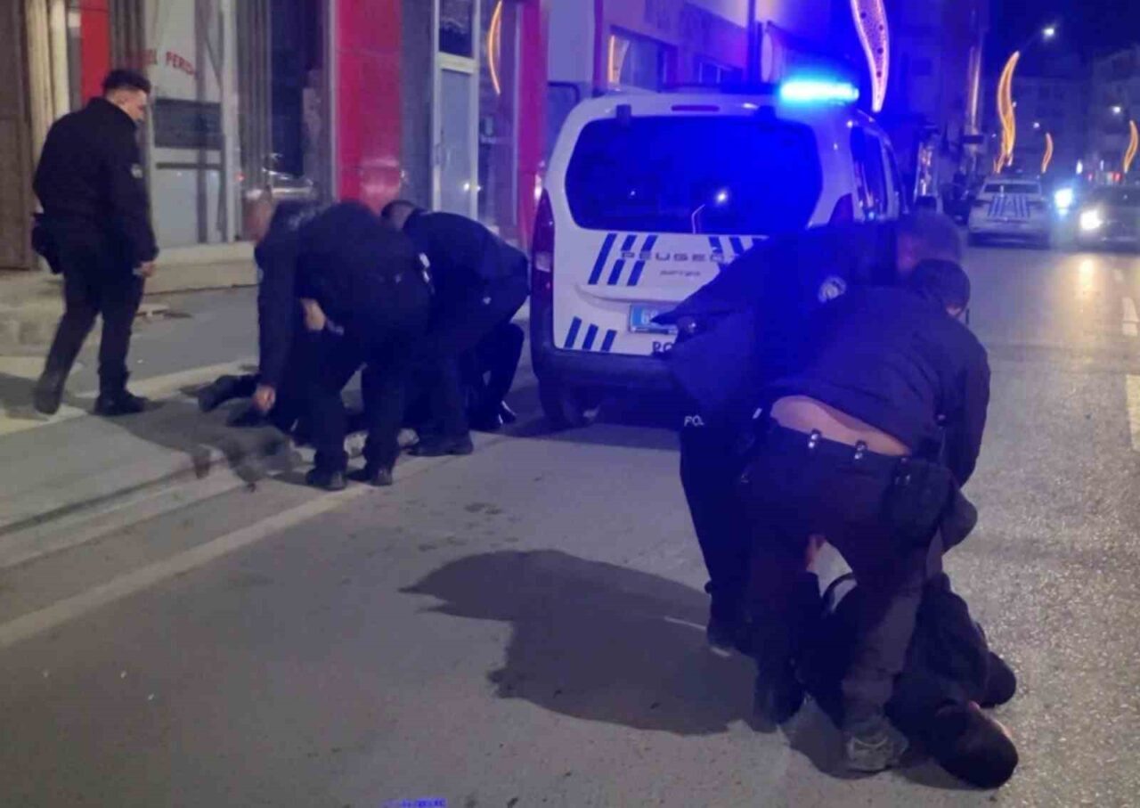 Aksaray’da eşine küfrettiğini iddia ettiği esnafın dükkanını sopalarla basıp saldıran