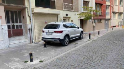 Eskişehir’de duyarsız sürücüler trafik kurallarını hiçe sayarak araçlarını park etmeye