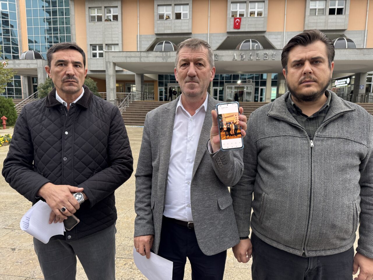 Edirne’de bir kostüm etkinliğinde imam cübbesi giyip alkol şişesiyle dua