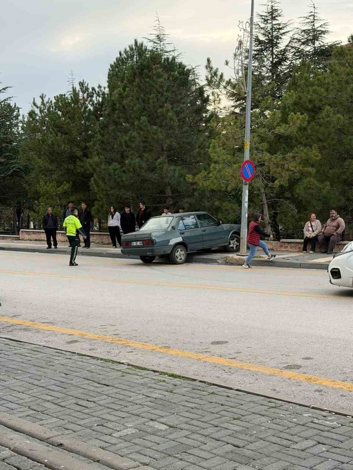 Ankara’nın Elmadağ ilçesinde ehliyetsiz otomobil sürücüsü, kaldırıma çıkarak bir yayaya