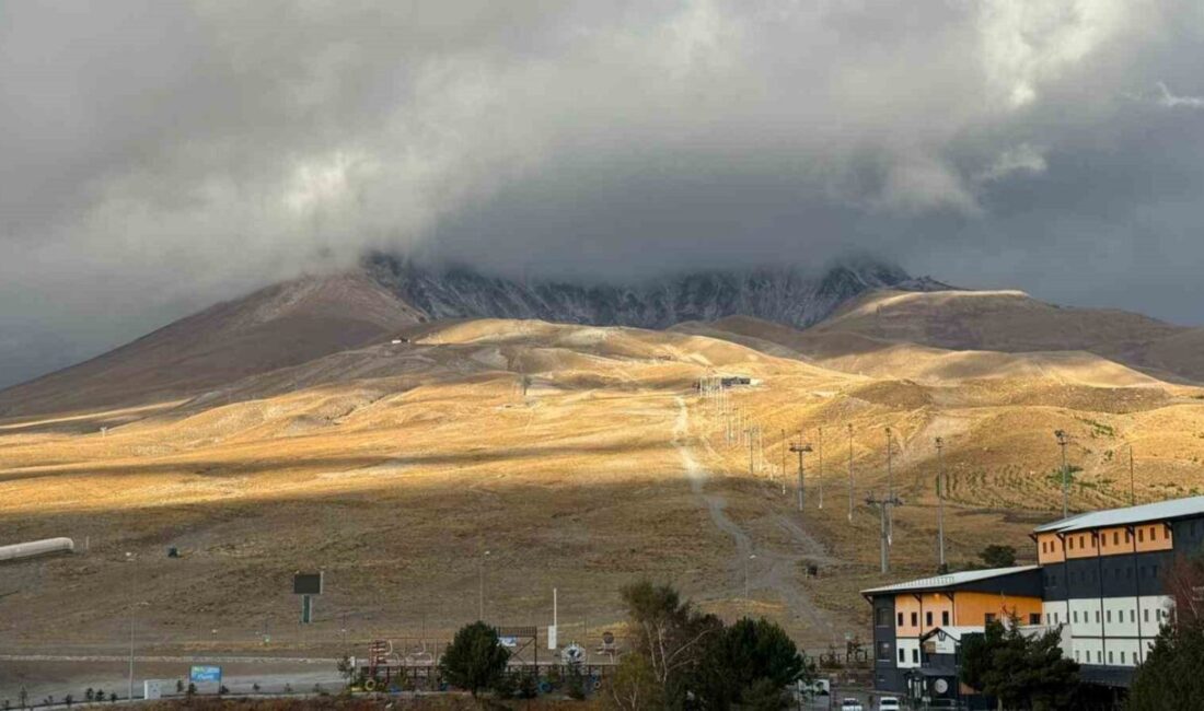 Erciyes Dağı, mevsimin ilk karının yağması ile beyaza büründü.