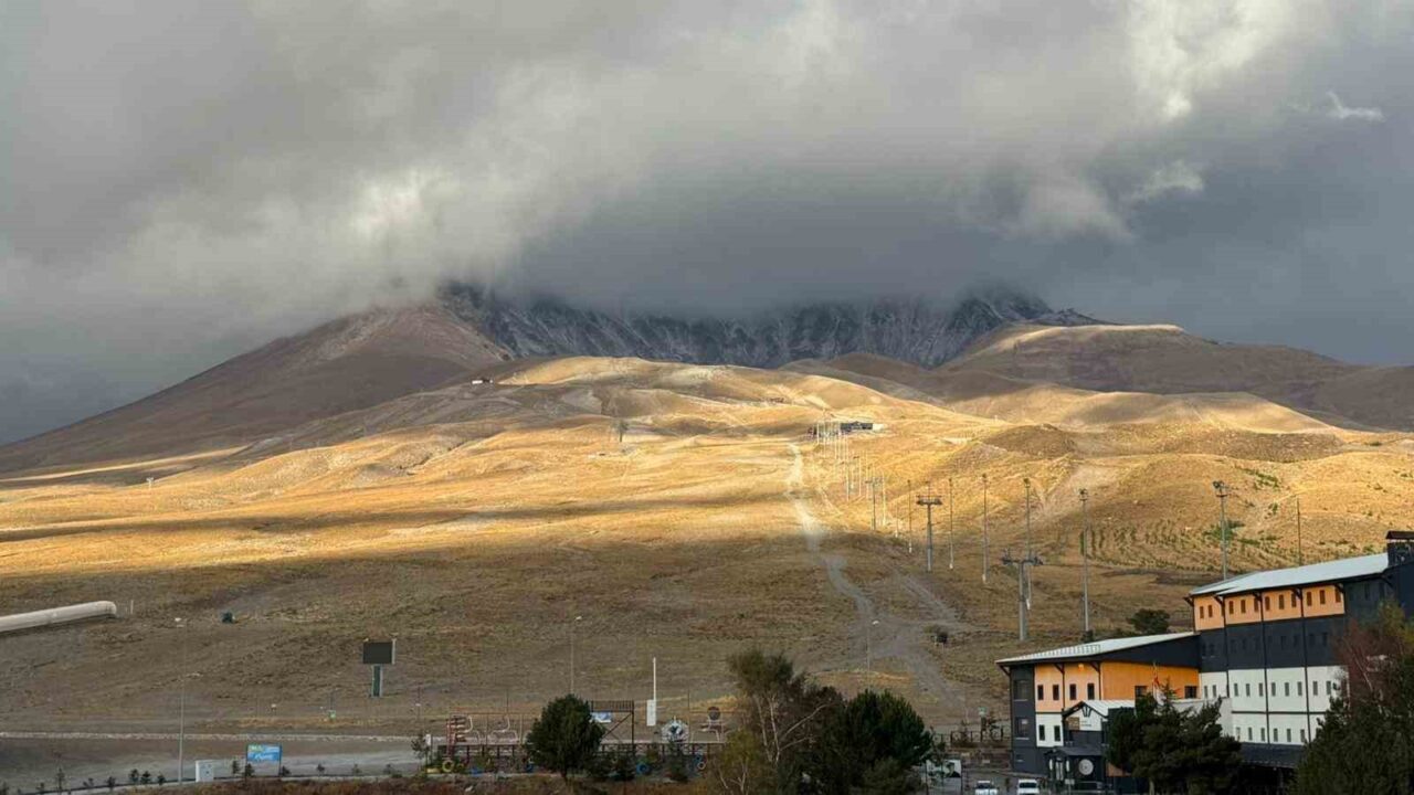 Erciyes Dağı, mevsimin ilk karının yağması ile beyaza büründü.
