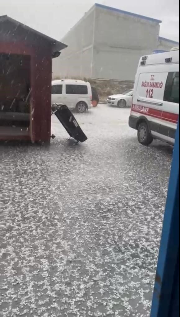 Eskişehir’de aniden bastıran dolu yağışı sokakları beyaza bürüdü, o anlar