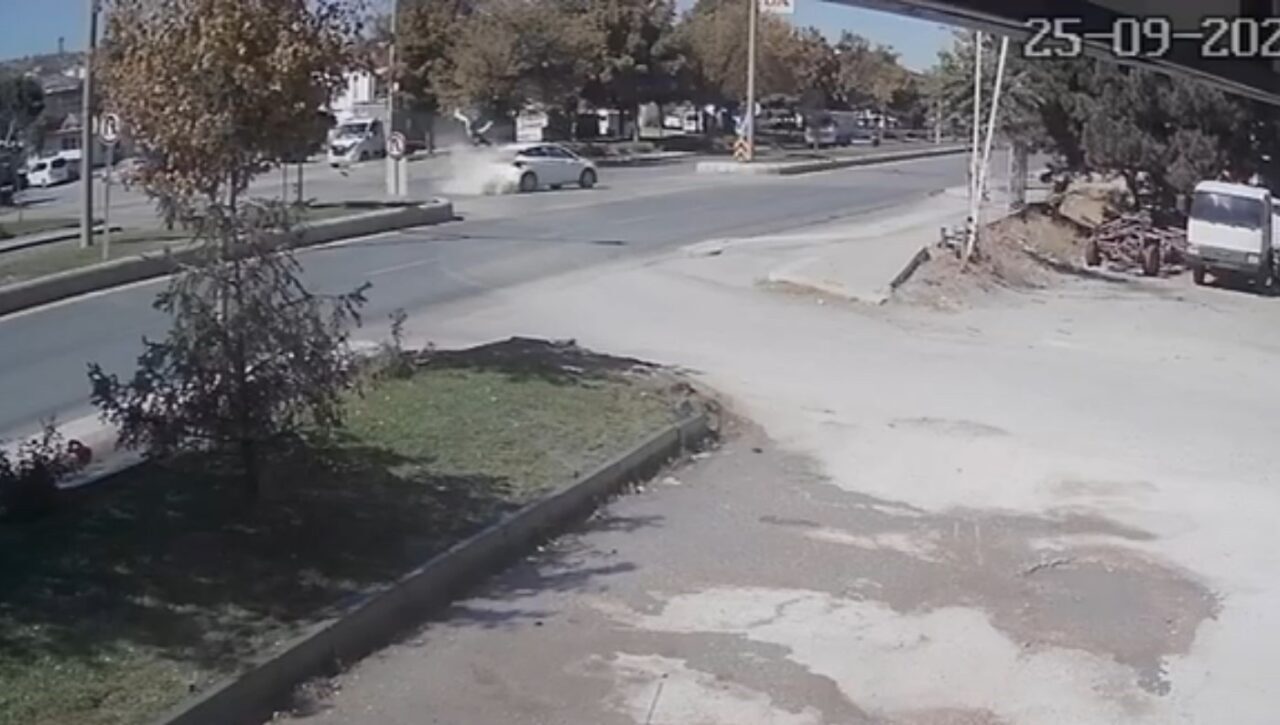 Eskişehir’de ara sokaktan çıkan otomobile çarparak ağır yaralanan 20 yaşındaki