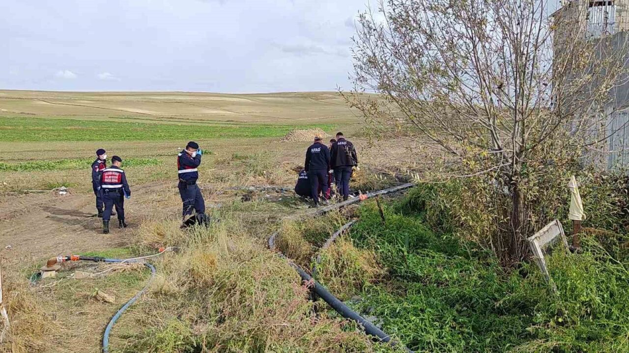Sivas’ın Şarkışla ilçesi Kayapınar köyü kırsalında fosseptik çukuruna düşen 2