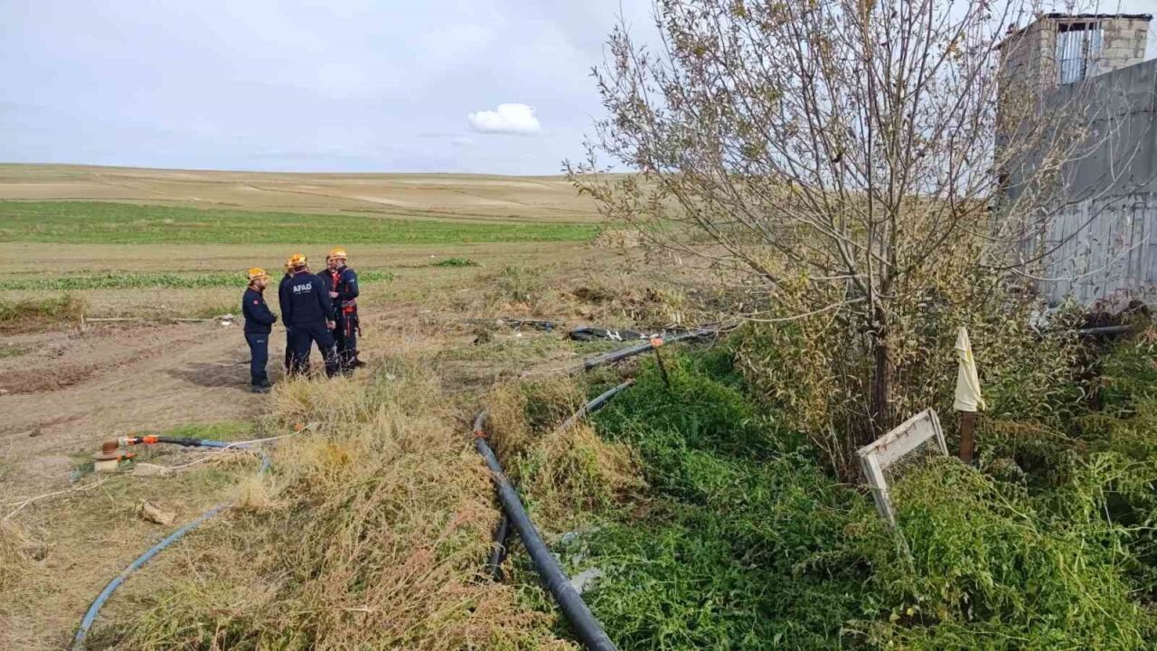 Sivas’ın Şarkışla ilçesi Kayapınar köyü kırsalında fosseptik çukuruna düşen 2