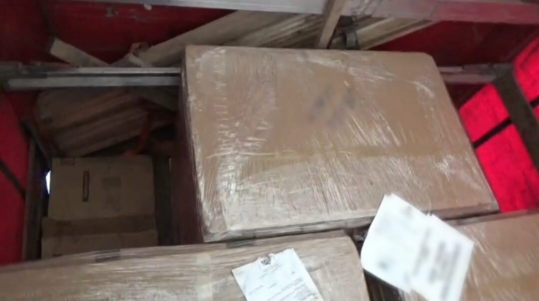 Sivas’ta ilaç yüklü tırda ilaç paketlerinin arasında gizlenmiş 8 kaçak