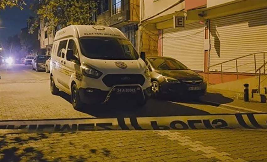 İstanbul’un Esenyurt ilçesinde sokakta yürüyen dört genç, yanlarına otomobille yaklaşan