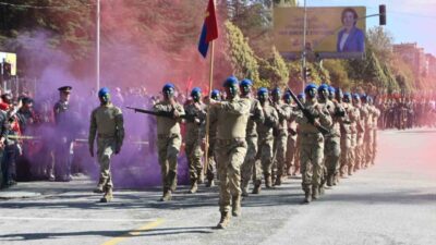 Eskişehir’deki 29 Ekim Cumhuriyet Bayramı kutlamaları, jandarma birliklerinin sunduğu silahlı