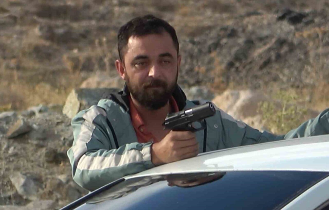 Aksaray’da kafasına dayadığı tabancayla intihar girişiminde bulunan şahıs, ekiplerin 7