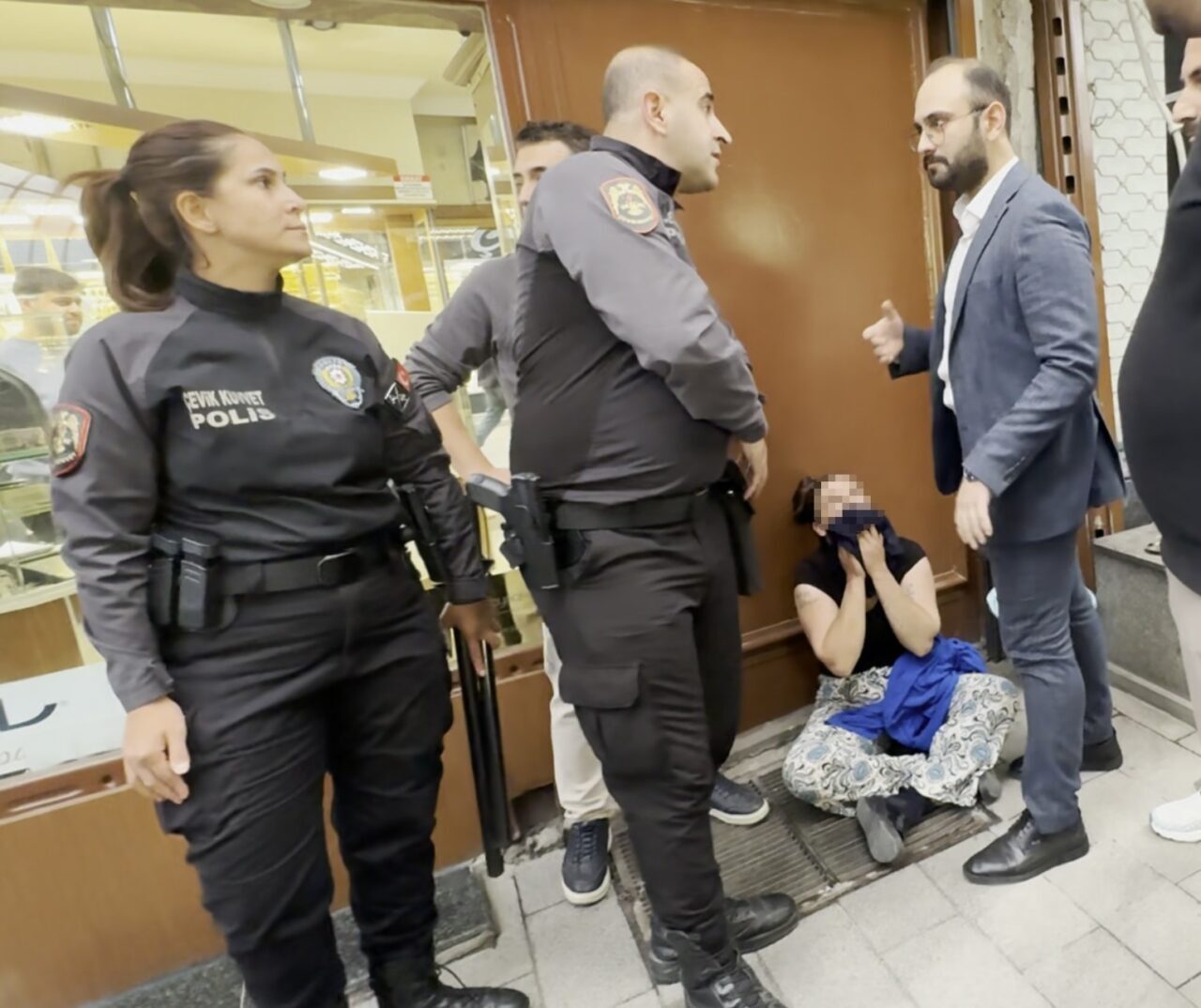 Aksaray’da kolundaki sahte bileziklerle kuyumcuya gelen kadın, kuyumcudan bakmak için