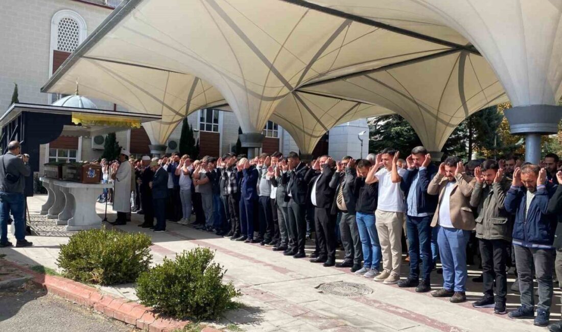 Ankara’nın Kahramankazan ilçesinde otomobilin park halindeki tankere çarpması sonucu meydana