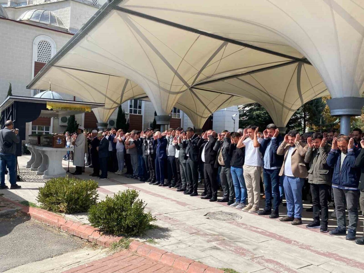 Ankara’nın Kahramankazan ilçesinde otomobilin park halindeki tankere çarpması sonucu meydana