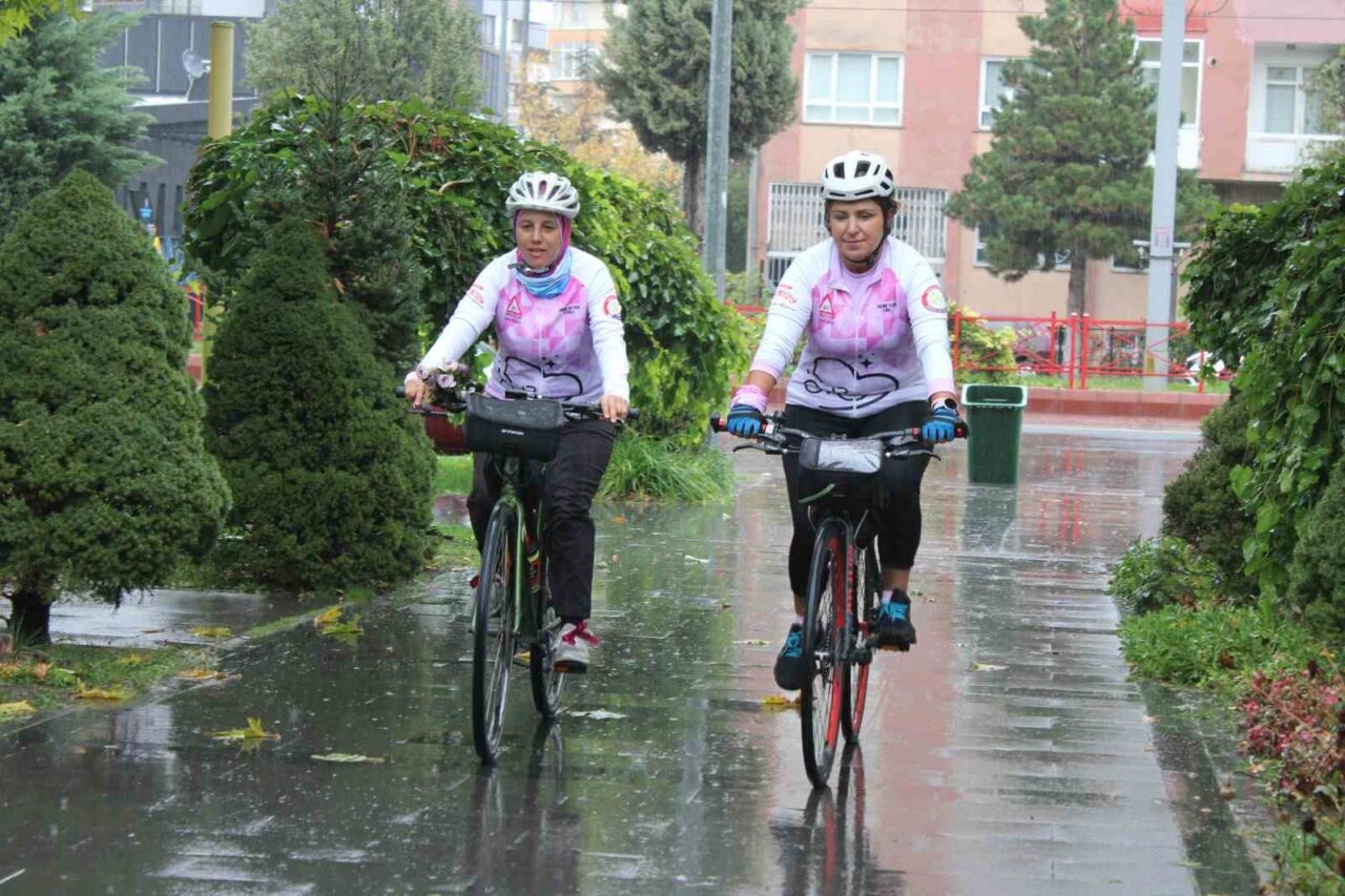 Tedavi sonrası kanser hastalığını atlatan ikili, bisikletleriyle Konya’dan hareket ederek