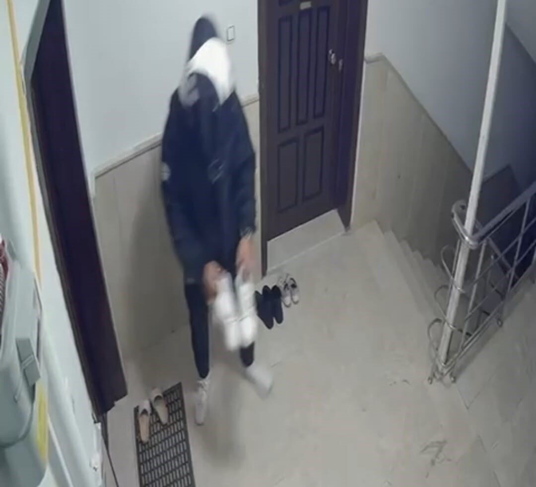 Ankara’da bir kuryenin sipariş için geldiği apartmandaki bir dairenin önündeki