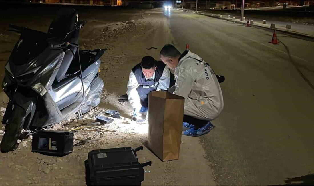 Karaman’da kontrolden çıkarak devrilen motosikletin sürücüsü ağır yaralandı.
