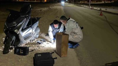 Karaman’da kontrolden çıkarak devrilen motosikletin sürücüsü ağır yaralandı.