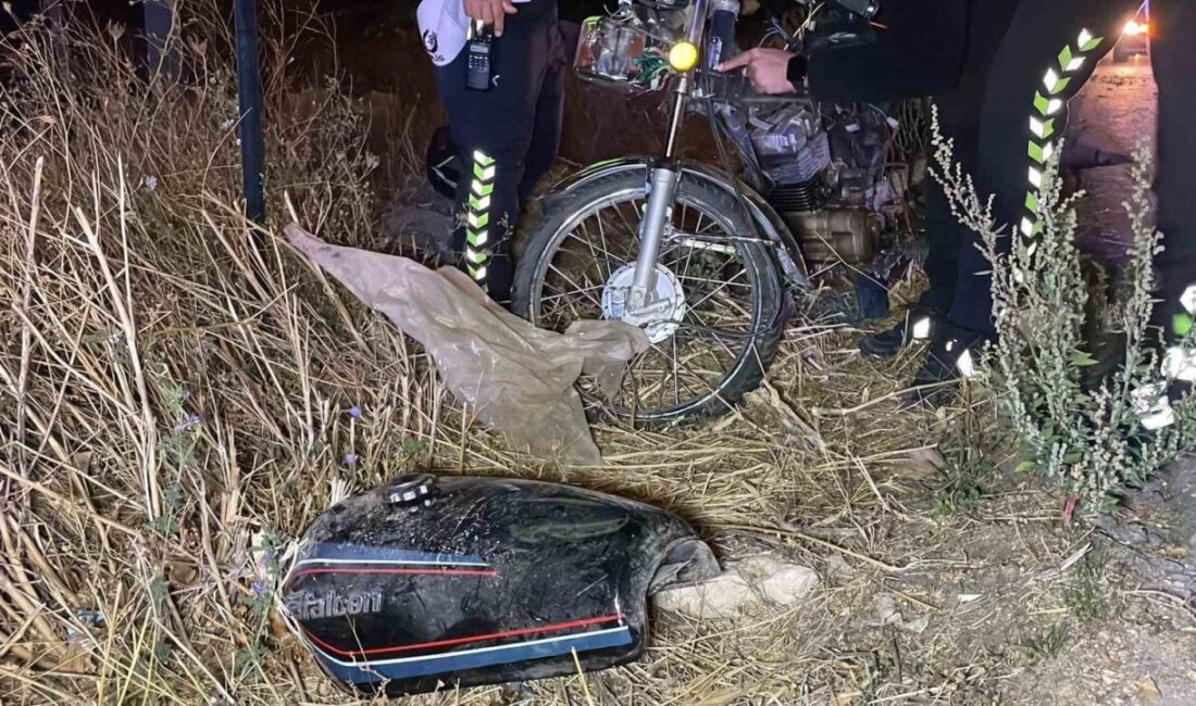 Karaman’da kontrolden çıkarak şarampole devrilen motosikletteki 2 kişi yaralandı.