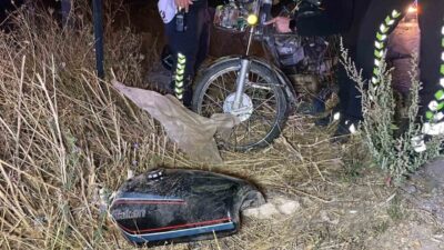 Karaman’da kontrolden çıkarak şarampole devrilen motosikletteki 2 kişi yaralandı.