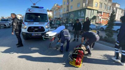 Karaman’da yolun karşısına geçmeye çalışan kadın, otomobilin çarpması sonucu yaralandı.