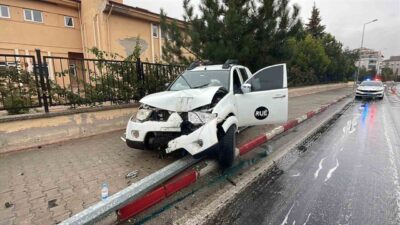 Karaman’da yağmur nedeniyle kayganlaşan yolda kontrolden çıkan pikap kaldırımdaki aydınlatma