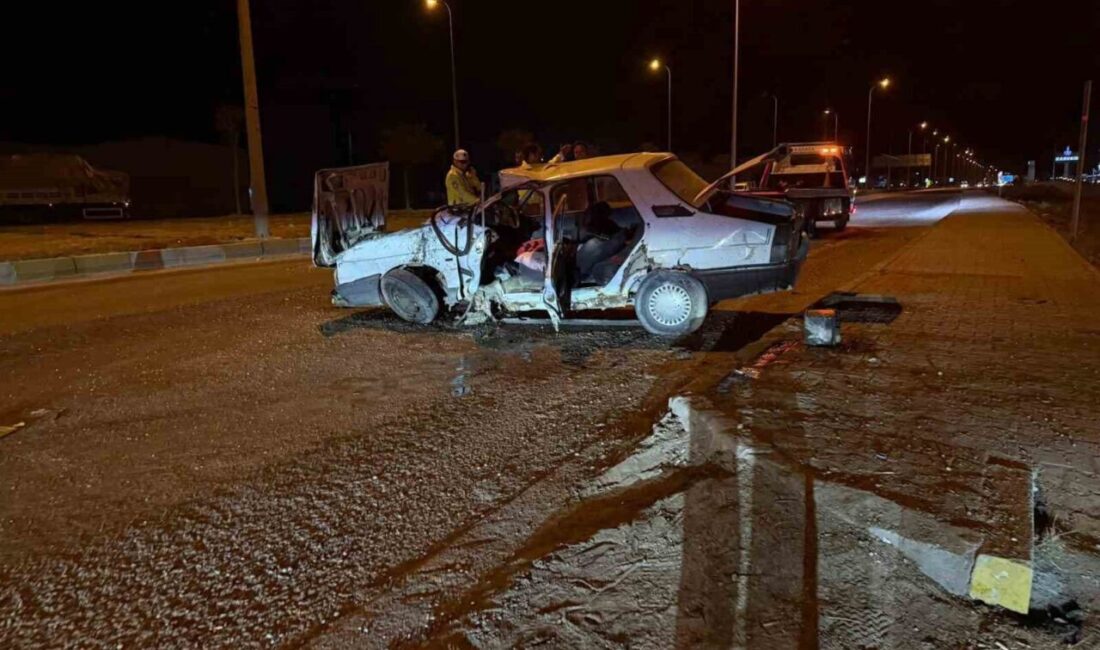 Konya’nın Karapınar ilçesinde, tır ile otomobilin çarpışması sonucu 2 kişi