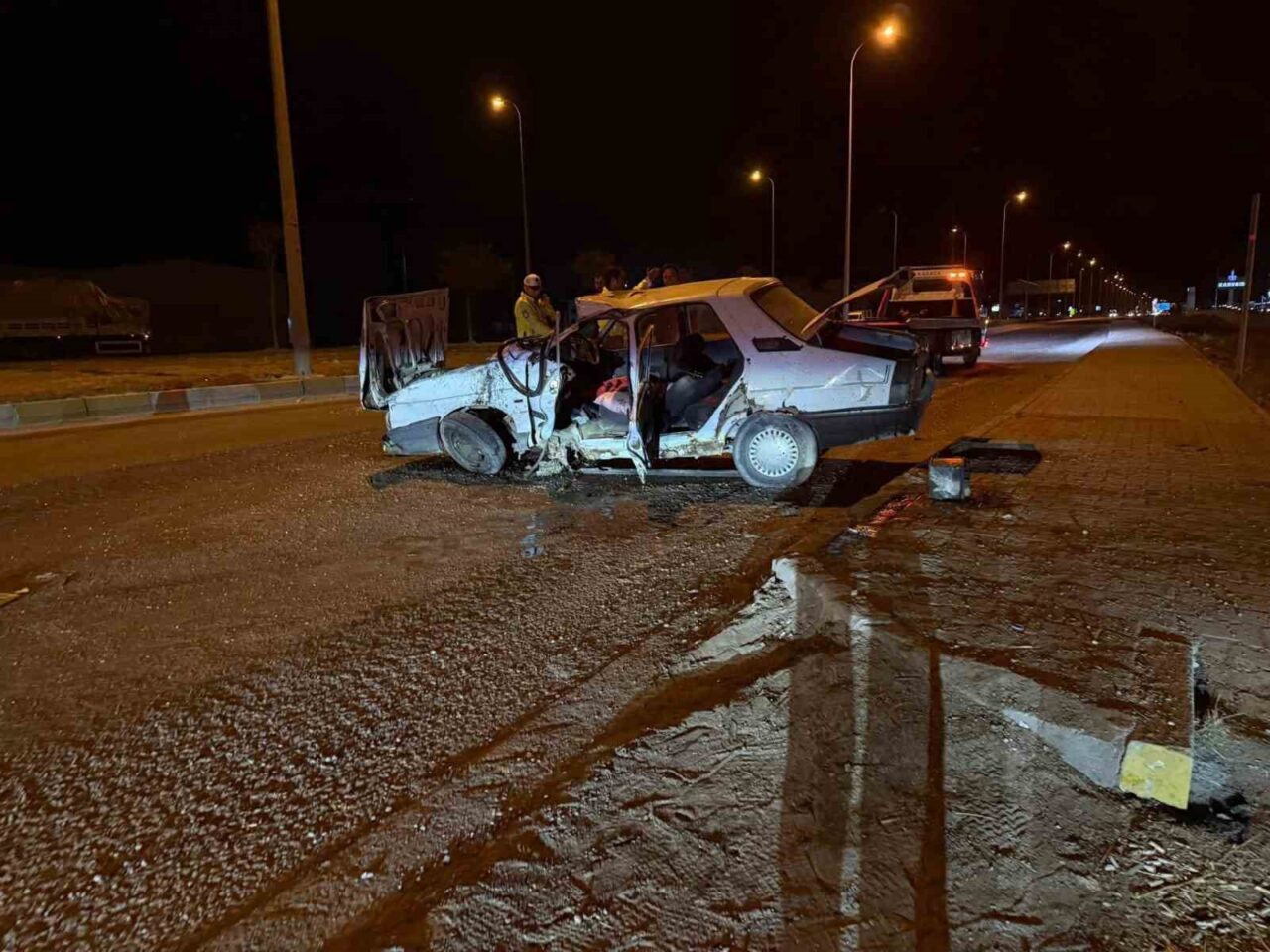 Konya’nın Karapınar ilçesinde, tır ile otomobilin çarpışması sonucu 2 kişi