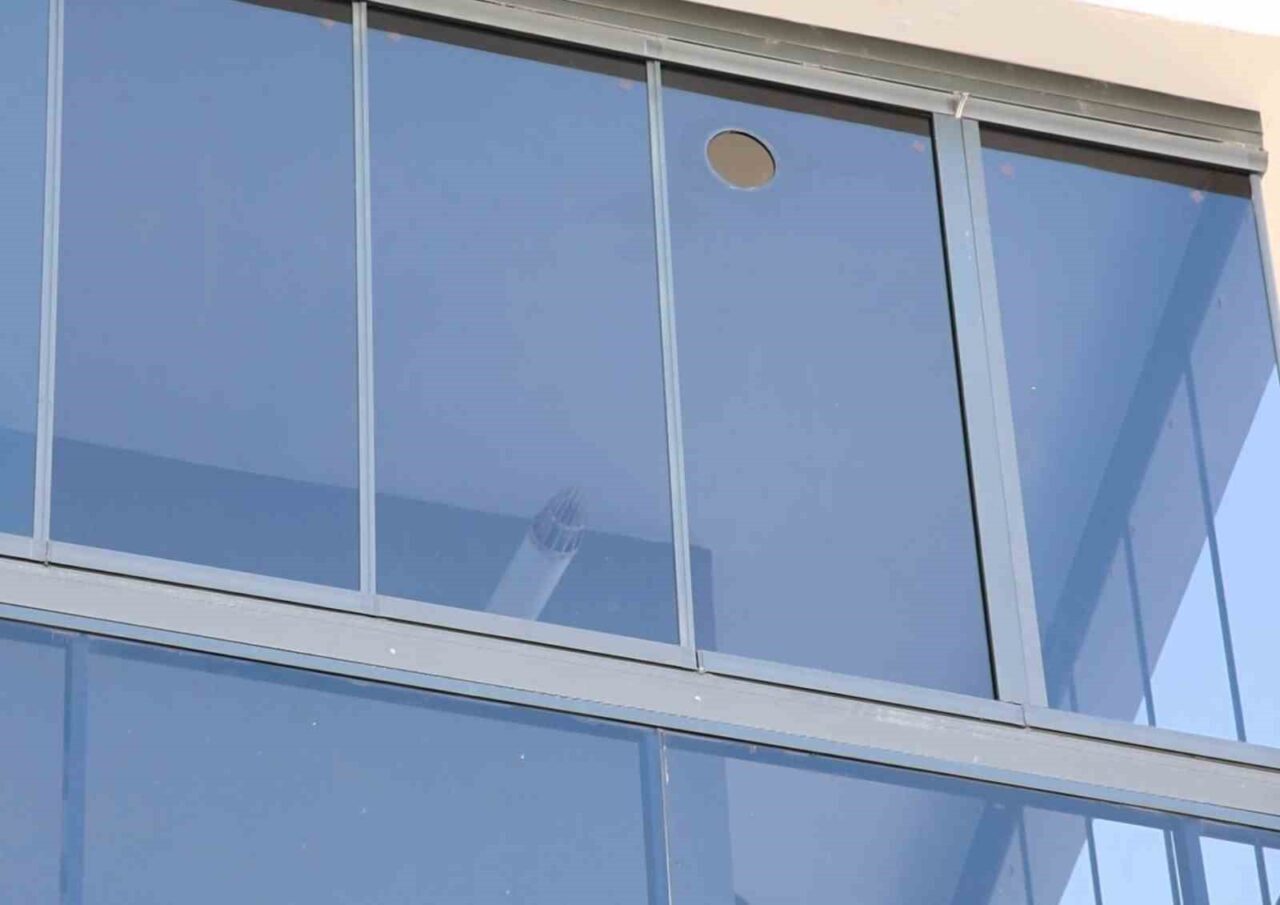 Aksaray’da kombinin baca borusunun yeni yaptırılan cam balkondan dışarı verilmemesi