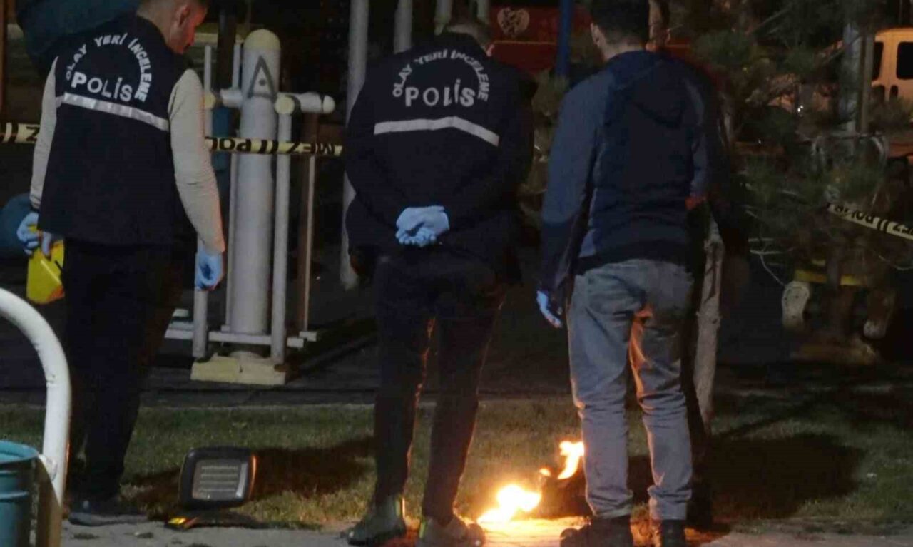 Aksaray’da kavga edecekleri kişilerle buluşmadan önce park içerisinde molotofkokteyli hazırlayan