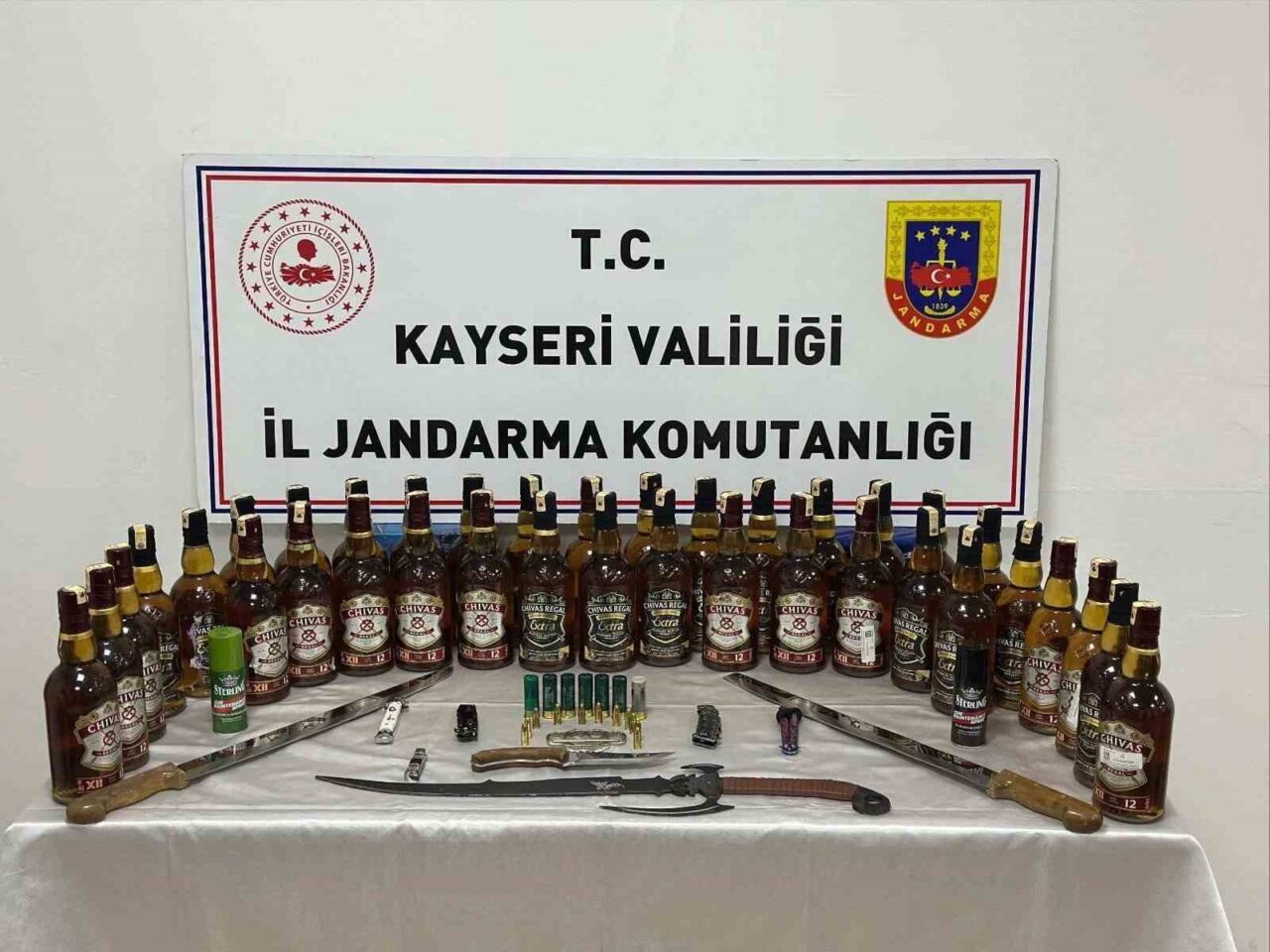 Kayseri’de jandarma ekipleri tarafından yapılan çalışmalarda; 50 şişe sahte alkol