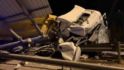 Kayseri’nin Melikgazi ilçesinde sürücüsünün direksiyon hakimiyetini kaybettiği tır bariyerlere girdi,