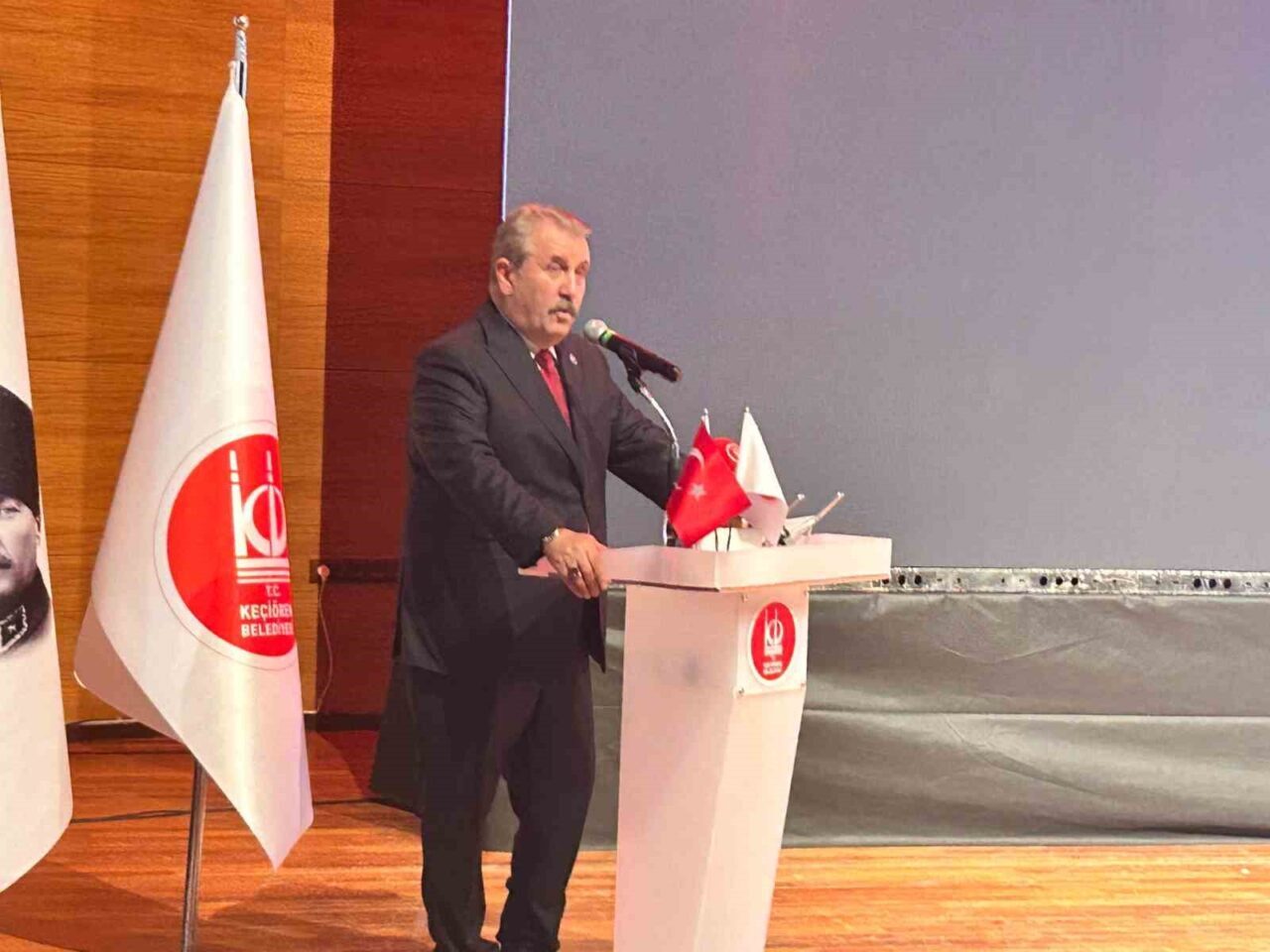 Ankara'nın Keçiören Belediyesi tarafından eski Gümrük ve Tekel Bakanı Gün