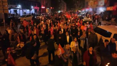 Kırıkkale, Cumhuriyet’in 102’nci yılı dolayısıyla düzenlenen fener alayı, binlerce vatandaşın