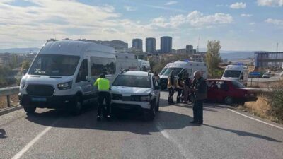 Kırıkkale’de iki otomobilin kafa kafaya çarpıştığı kazada 4 kişi yaralandı.