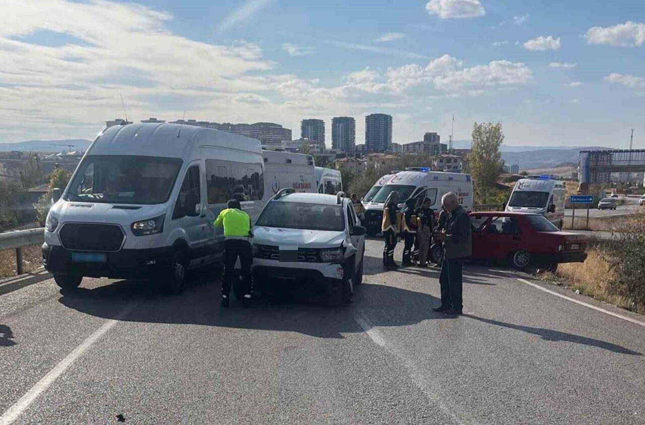 Kırıkkale’de iki otomobilin kafa kafaya çarpıştığı kazada 4 kişi yaralandı.