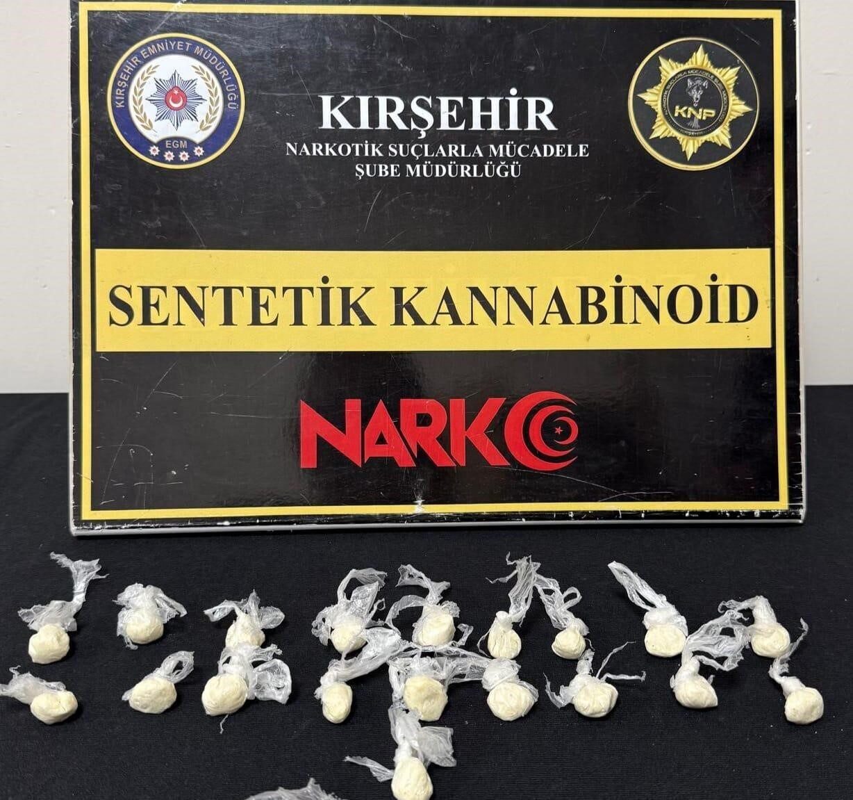 Kırşehir’de polis ekiplerince gerçekleştirilen uyuşturucu operasyonunda 15,88 gram sentetik kannabinoid