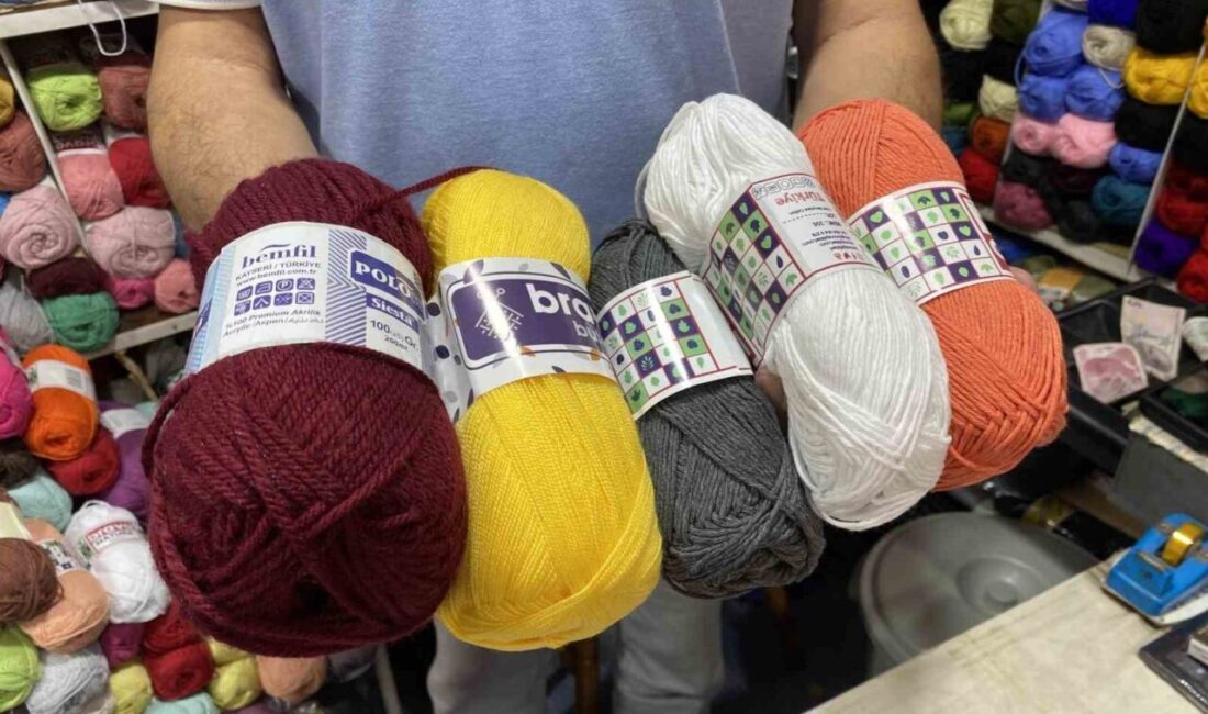 Eskişehir’de yaklaşık 40 yıldır ipçilik yapan Mehmet Dindar, kıyafet ören