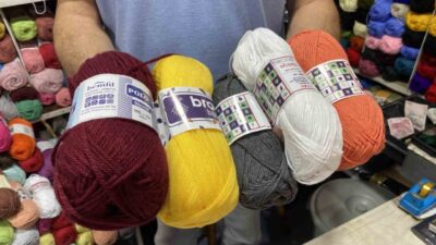 Eskişehir’de yaklaşık 40 yıldır ipçilik yapan Mehmet Dindar, kıyafet ören