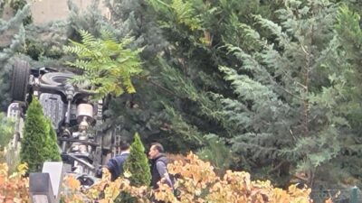 Ankara’da kontrolden çıkan bir araç, istinat duvarını aşarak aşağı yuvarlandı.