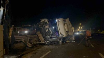 Eskişehir’de sürücüsünün kontrolünden çıkan şeker yüklü tır, bariyerleri biçtikten sonra