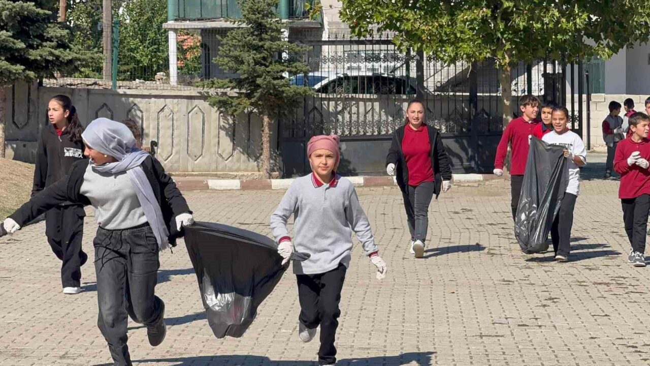 Yozgat’ta çocuklar, örnek davranışa imza atarak hem okullarındaki hem köylerindeki