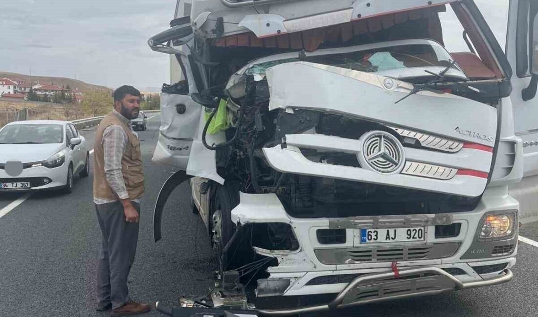 Konya’nın Kulu ilçesinde seyir halindeki tırın, başka bir tırın dorsesine