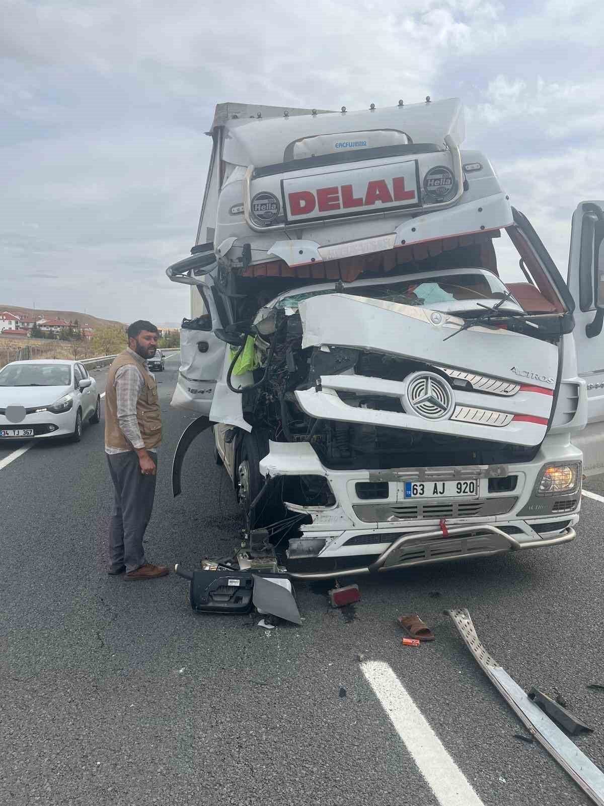 Konya’nın Kulu ilçesinde seyir halindeki tırın, başka bir tırın dorsesine